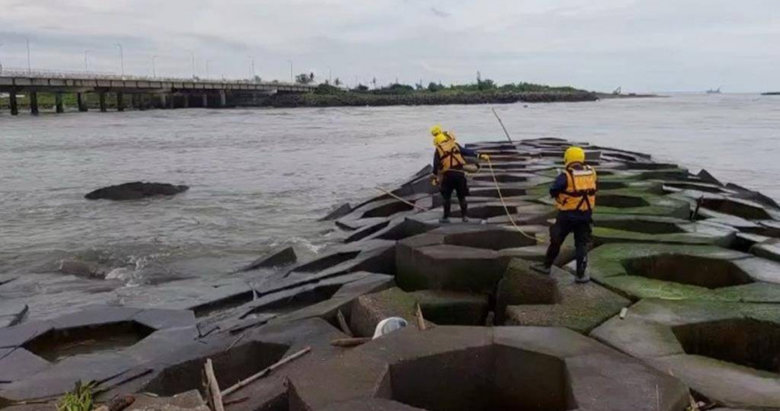 台南黃金海岸學童溺水失蹤案，台南的消防、海巡與空勤總隊持續進行搜索。（圖／台南市消防局提供）