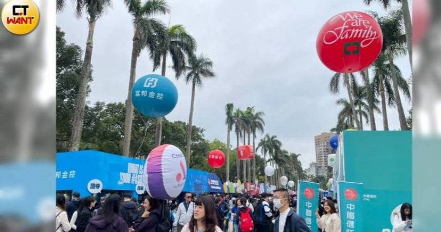 金融業捐款賑災，協助丹娜絲颱風受災戶災後重建家園。（圖／李蕙璇攝）