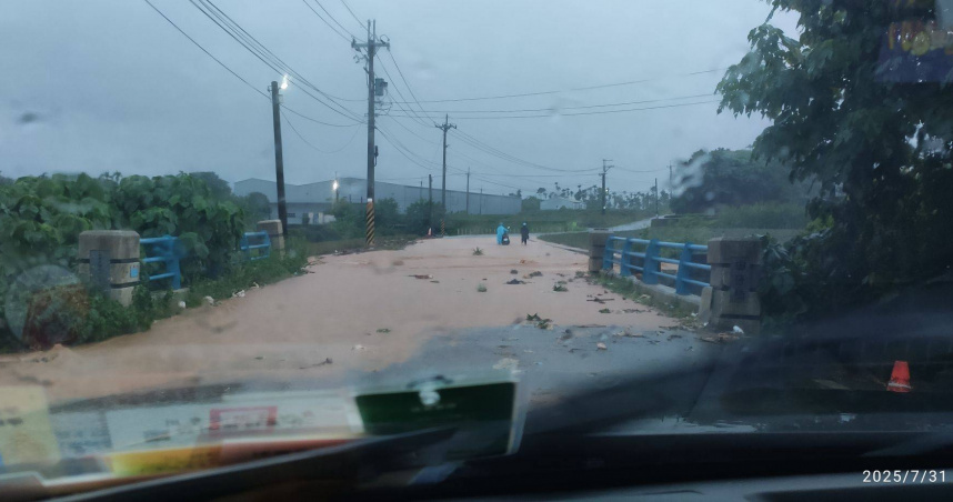 受到西南氣流持續影響，南投縣山區土石溢流道路中斷。（示意圖／南投人聊天室 2.0臉書）