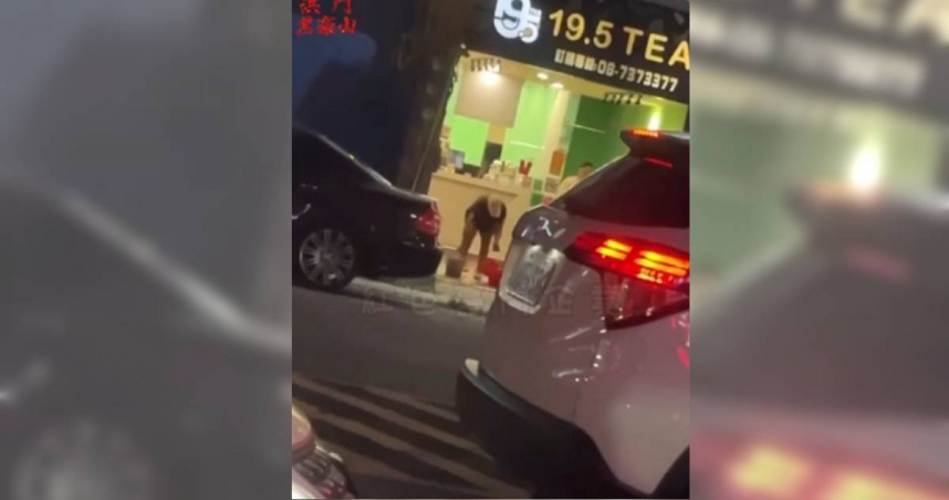 鳳梨飲料店遭潑糞，顧客怒控服務態度太差。（圖／翻攝黑色豪門畫面）