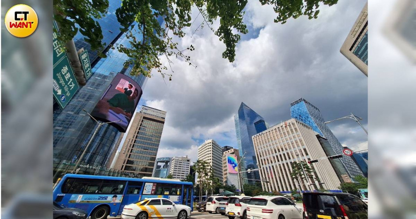 首爾市中心CBD為傳統政經中心，乙支路車水馬龍經常塞車，隨著經濟產業發展，江南GBD及汝矣島YBD崛起。（圖／林榮芳攝）