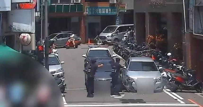 苗栗父親節警匪追逐，毒品通緝男撞車當場落網。（圖／翻攝畫面）