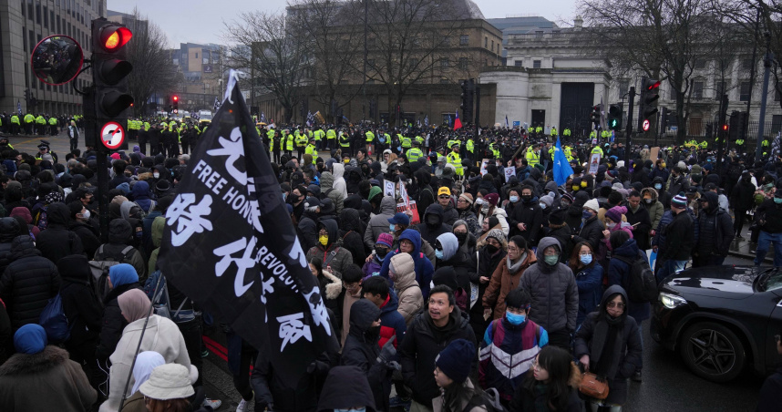 抗議者在倫敦塔橋附近的皇家鑄幣廠法院外示威。（圖／達志／美聯社）