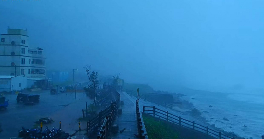 楊柳颱風襲台，帶來強風豪雨。（圖／翻攝自東海岸即時影像-綠島南寮漁港YouTube）