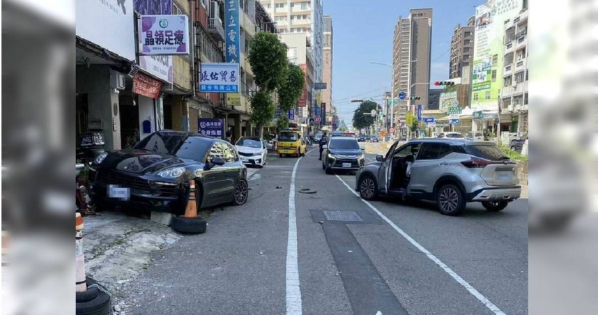 400萬保持捷放路邊被撞。（圖／翻攝畫面）