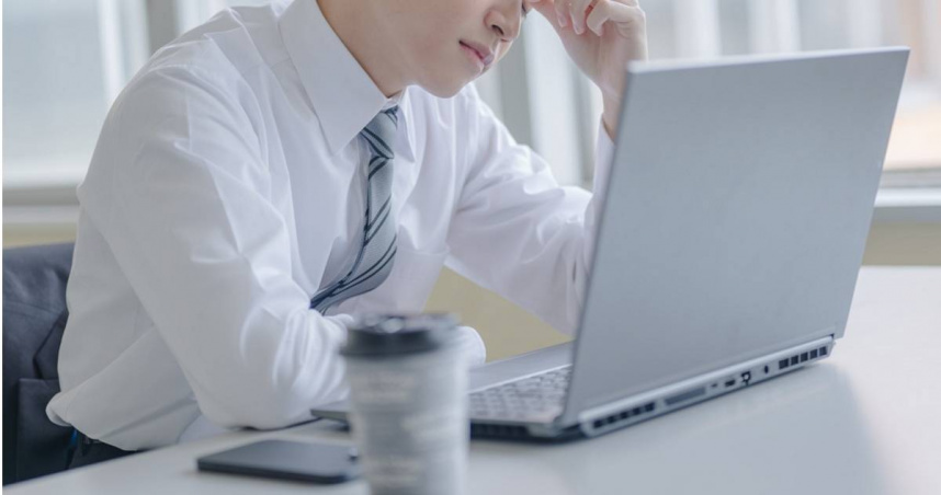 陳威佑指出，相關研究表明，每天坐著超過10小時，大腸癌風險高達1.64倍。（示意圖／翻攝自photoAC）