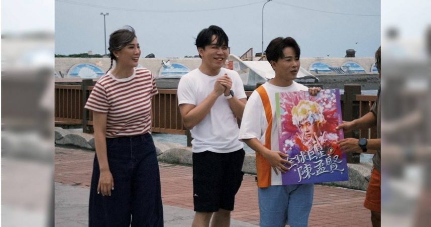 陳孟賢（右）為專輯上節目宣傳，（左起）郭婷筠、許志豪。（圖／中視提供）