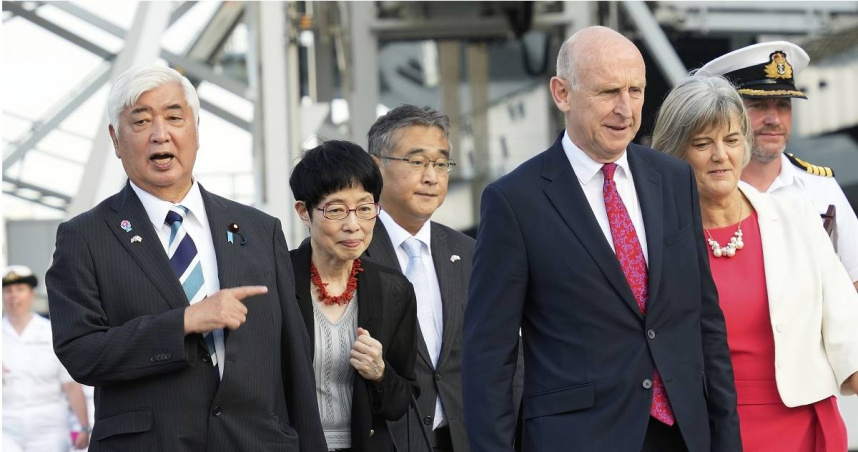 日本防衛大臣中谷元（左前）、英國國防大臣希利（右前）。（圖／達志／美聯社）