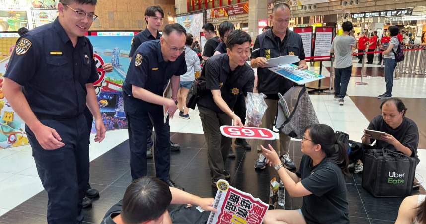 鐵路警察局台北分局6日下午於台北車站大廳宣導反詐。（圖／翻攝畫面）