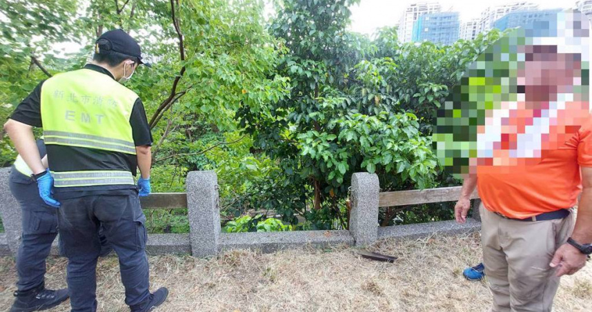 淡水健行活動出意外，一名老翁因為護欄老舊斷裂導致墜溪後送醫不治。（圖／翻攝畫面）