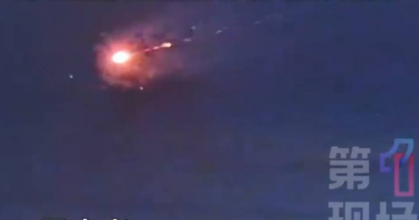 山東夜空疑現「火球碰撞奇觀」。（圖／微博）