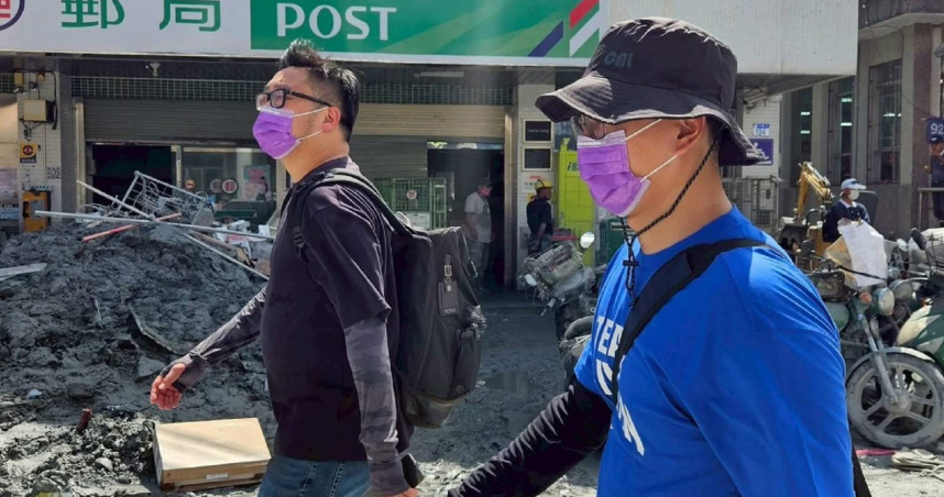 國民黨北市青工會前會長滿志剛以及國民黨青年軍李孝亮28日到花蓮光復鄉救災。（圖/翻攝自滿志剛臉書）