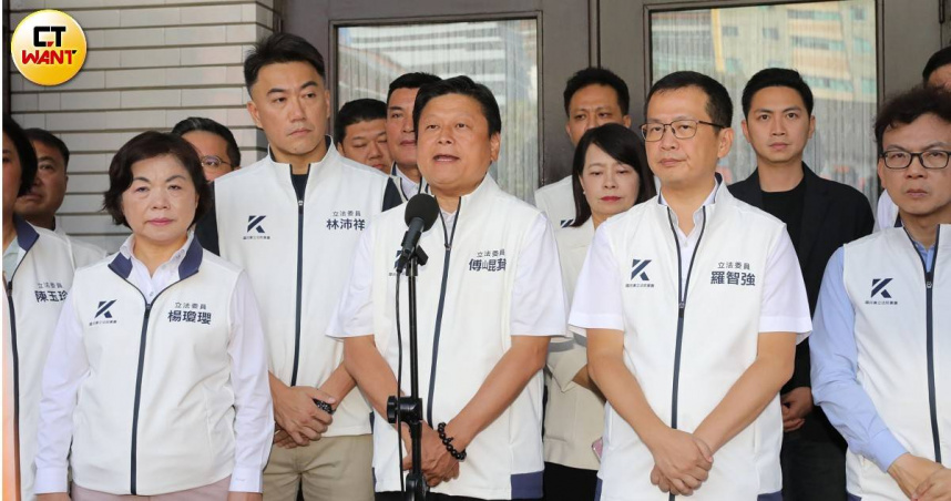 國民黨團要求政院依法編列軍人待遇預算，否則會提出復議案，將115年總預算案退回程序委員會。（圖／周志龍攝）