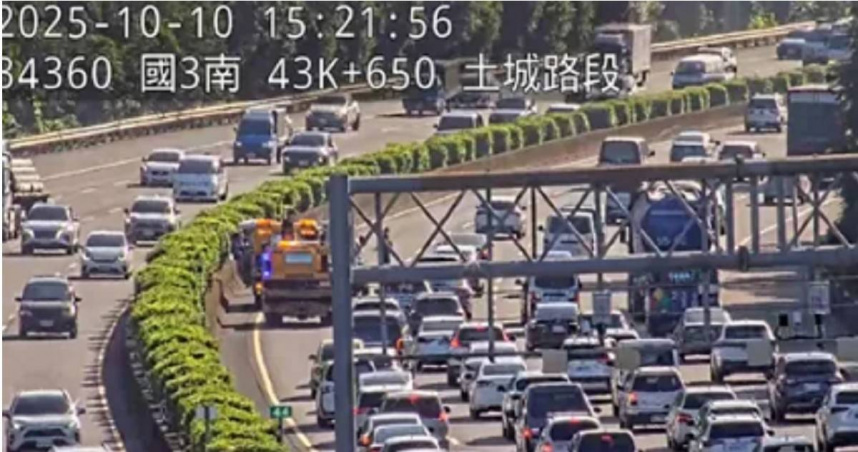 國慶連假第二天，全台各地車潮湧現，多處路段出現「紫爆」壅塞。圖為國3今日車流情況。（圖／高公局提供）