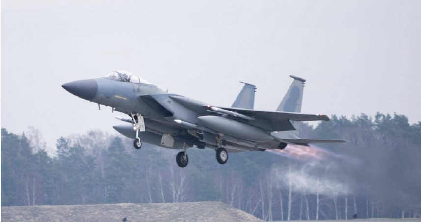 圖為隸屬於英國雷肯希斯皇家空軍基地第493戰鬥機中隊的美國空軍「F-15C鷹式戰鬥機」。（圖／達志／美聯社）