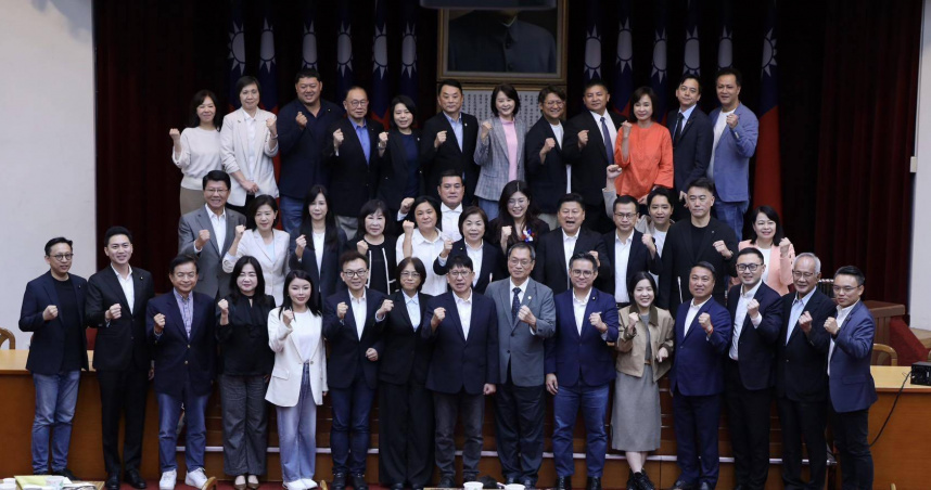 鄭麗文當選黨主席後回立法院拜會黨團，感謝夥伴辛勞，並承諾黨中央將與國會、地方攜手並進，共迎挑戰。（圖／取自鄭麗文臉書）