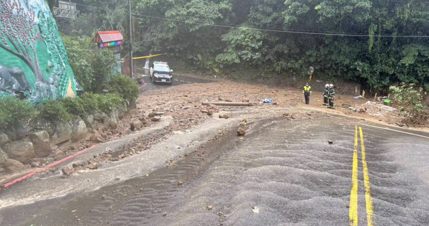 台北市士林區菁山路22日下午發生土石滑落事故。（圖／翻攝畫面）