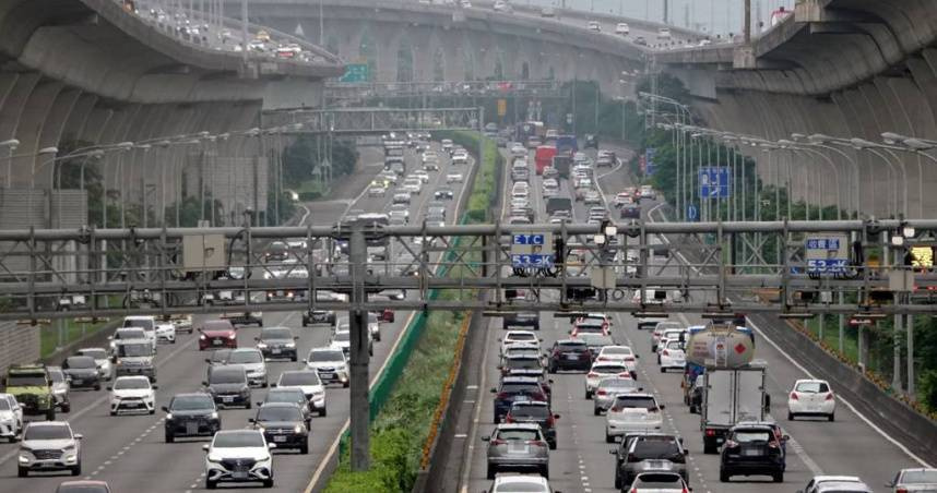 連假第二天，各地車潮陸續湧現。（示意圖／報系資料照）