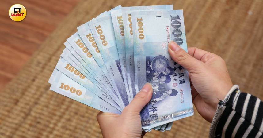 11月將登記領取普發現金1萬元,財政部提醒民眾牢記「只要領錢、不要轉錢」。(示意圖/侯世駿攝)