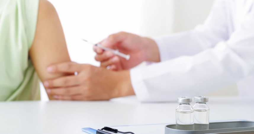 大陸山東一名4歲男童因為腹痛，被家長帶去藥局打針，打完針後狂嘔，且嘴唇發紫和全身抽搐，2個小時內就不治身亡。（示意圖非當事人／photoAC）