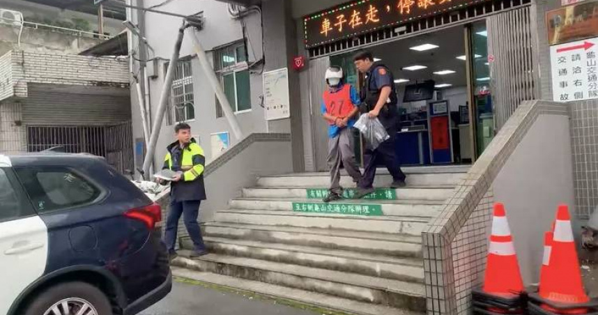 桃園市龜山區62歲張姓男子疑似酒後持大型螺絲起子衝上客運朝司機揮舞，遭警方制伏。（圖／翻攝畫面）