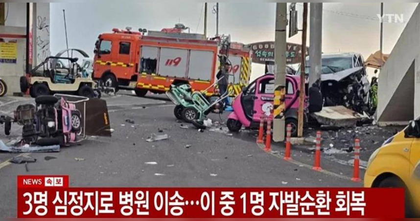 濟州島牛島碼頭突發車禍，廂型車暴衝撞進候船室，釀3死10傷。（圖／截自YT，YTN）