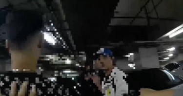 北市中山分局員警10月30日誘捕車手時遭攻擊，搶走300萬元現金，警方溯源逮獲風飛砂幫等13人到案。(圖／翻攝畫面)