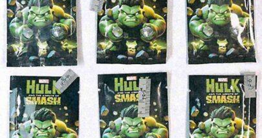 台中刑大查獲毒咖啡包分裝工廠藏身烏日高鐵特區大樓，起出以「綠巨人浩克」等動漫圖案包裝的毒咖啡包 3,067 包。（圖／翻攝畫面）