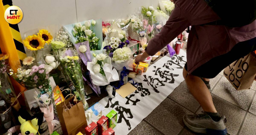 民眾前往台北車站事發地點悼念受害者。（圖／黃耀徵攝）