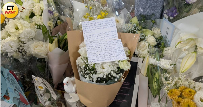 張文的哥哥默默北上獻花，謝謝余家昶與余媽媽的大愛，謝謝余媽媽把英雄帶來世上。（圖／林冠吟攝）