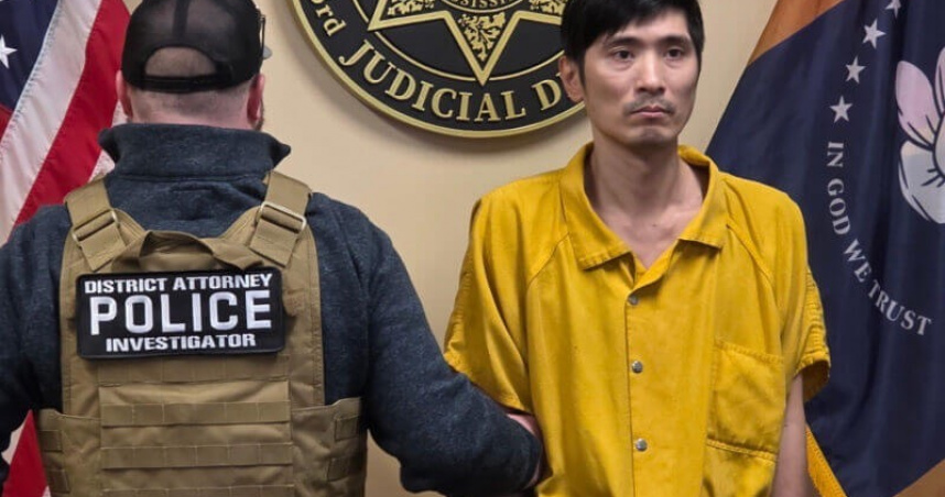 44歲台灣男子涉嫌以「高壓金融詐騙法」掏空多名美國密西西比州老年人帳戶、取得數百萬美元，5日於洛杉磯國際機場遭逮。（圖／翻攝自臉書@desotoda）