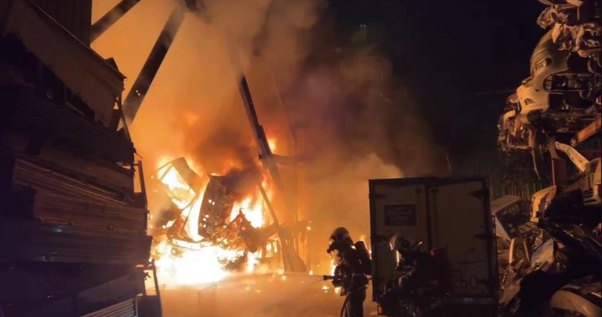 宜蘭廢車工廠深夜爆炸火海　驚醒冬山居民消防機器人度上陣