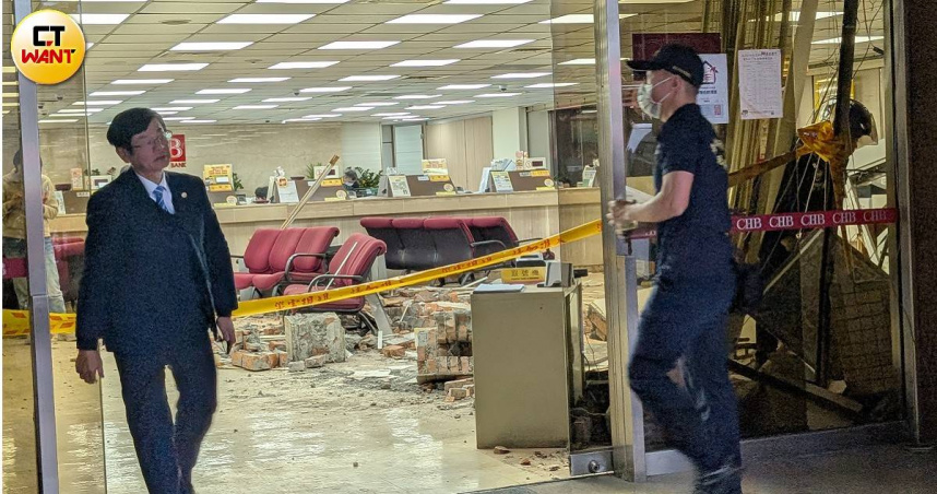 三立新聞採訪車23日下午驚傳衝進北市中山區南京東路二段上的彰化銀行吉林分行內，造成10傷。（圖／林冠吟攝）