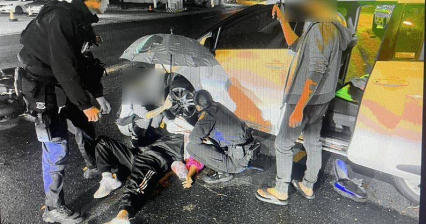 女騎士閃車自摔滑入車底警民合力救援。（翻攝畫面）