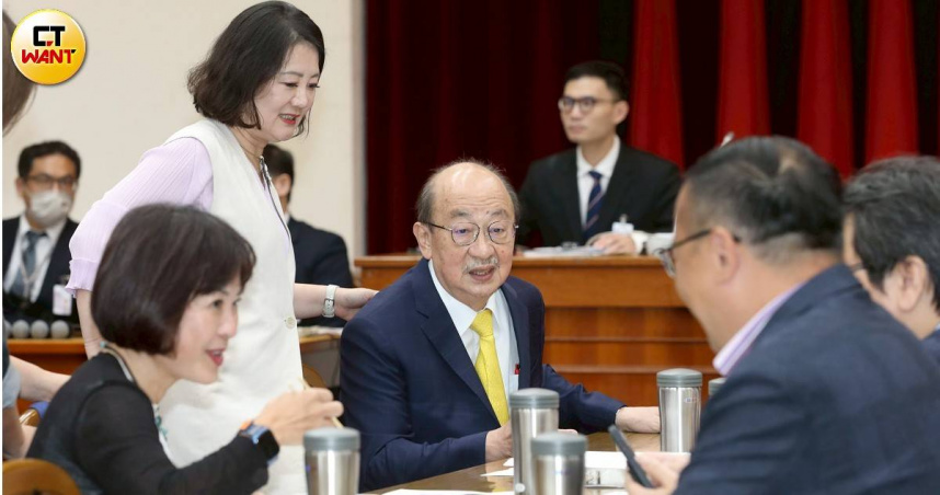 民進黨立委蔡其昌宣布參選黨團總召，直面挑戰長年擔任總召的柯建銘，黨團幹部改選動向引發關注。（圖／CTWANT攝影組）