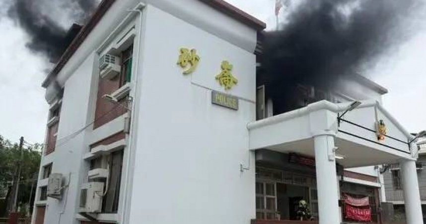 高雄湖內警分局砂崙派出所中午發生火警，2樓竄出火舌與濃煙，所幸員警及時撤離，無人傷亡。（圖／翻攝畫面）
