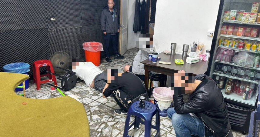 蘆洲長安街某公寓以民宅為掩護，卻開設天九牌大賭場，近日遭警方攻堅查獲。（圖／翻攝畫面）