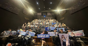 《冠軍之路》邀請富邦悍將啦啦隊成員 Jessy帶領觀眾揮舞加油棒、齊聲應援。（圖／牽猴子）