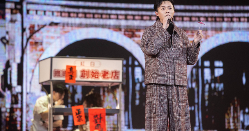 金曲歌王許富凱撐著小雨傘出場，深情演唱〈雨傘情〉，溫柔嗓音令全場陶醉不已。（圖／台視提供）