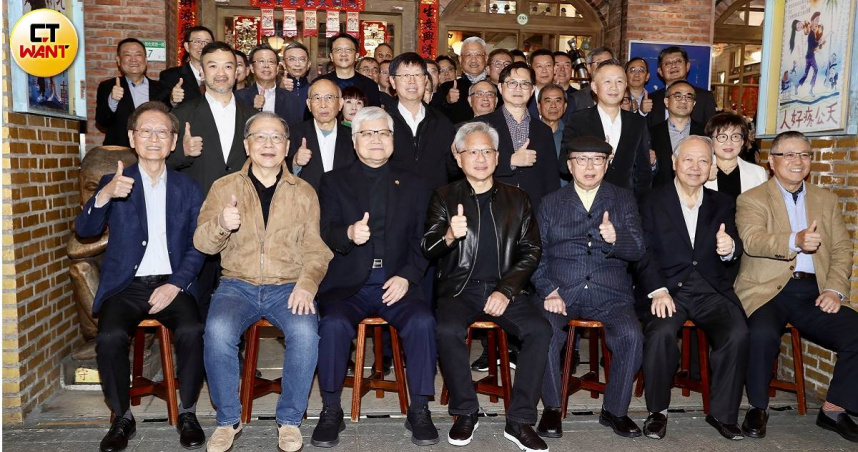 輝達執行長黃仁勳2026年1月底與台廠供應鏈「兆元宴」大合照中，前排右三為廣達創辦人林百里，右二為廣達副董事長梁次震。（圖／方萬民攝）