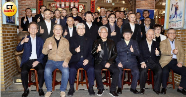 輝達執行長黃仁勳2026年1月底與台廠供應鏈「兆元宴」大合照中，前排右三為廣達創辦人林百里，右二為廣達副董事長梁次震。（圖／方萬民攝）