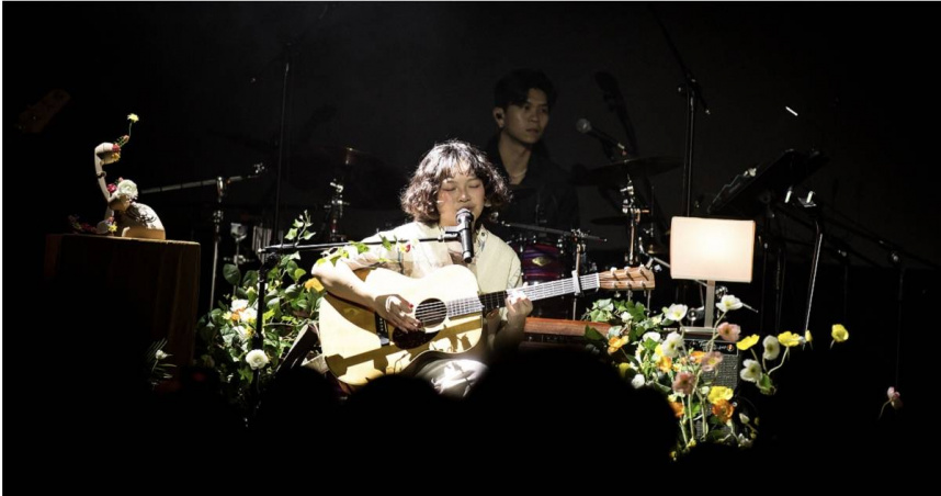 新生代唱作音樂人JOYCE就以斯於15日晚間舉辦《才華換桃花》首張專輯專場。（圖／瓢蟲音樂提供）