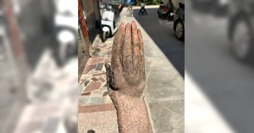 大陸廣東省揭陽市1名老人近日在自家菜園挖出1根外形酷似人手的「淮山」。（圖／翻攝自微博）