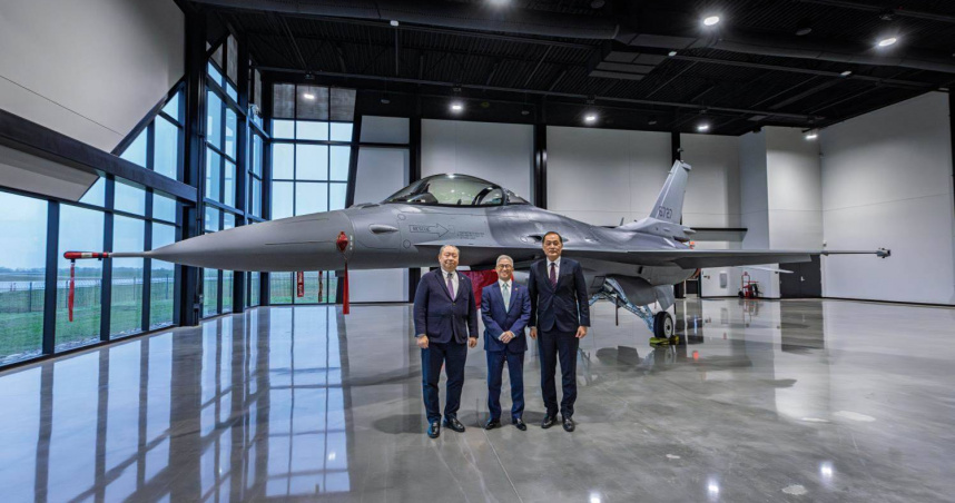 徐斯儉親赴美國F-16 BLK70戰機生產線，見證由洛克希德馬丁公司完成驗收飛行測試之首架機。