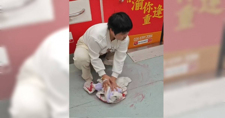 大陸重慶地鐵近日出現一幕令人動容的畫面。（圖／翻攝自微博）