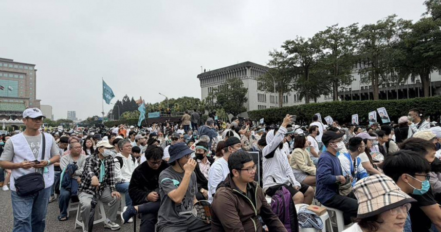 民眾黨支持者齊聚凱達格蘭大道參與「上凱道找公道」集會，現場人潮聚集表達訴求。（圖／報系資料庫）