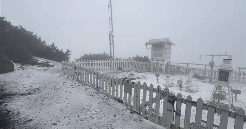 玉山氣象站今天中午11時30分突然出現降雪，持續約30分鐘。（圖／氣象署）