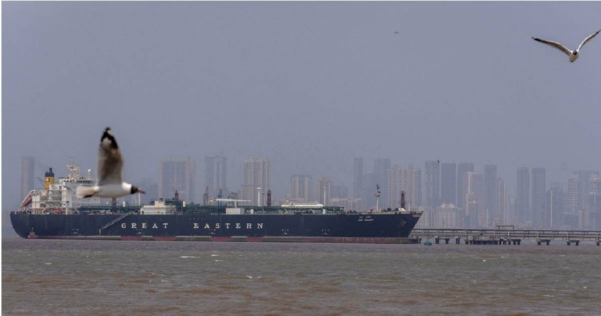 荷姆茲海峽約承載全球20%的石油與液化天然氣運輸，且大多流向亞洲市場。（圖／達志／美聯社）