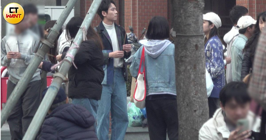 張瑞夫在女性友人陪同下，前往台北市迪化街的霞海城隍廟拜拜。（圖／本刊攝影組）