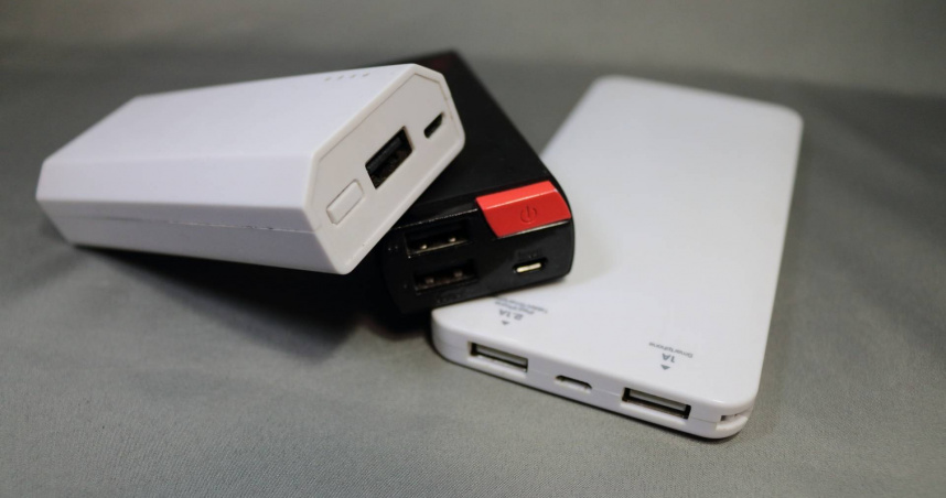 「消防神主牌」提醒，自帶插頭的行動電源容易有過熱、短路的問題，建議改用一般行動電源，整體的安全性更高。圖僅示意，與本文無關。（示意圖／photoAC）